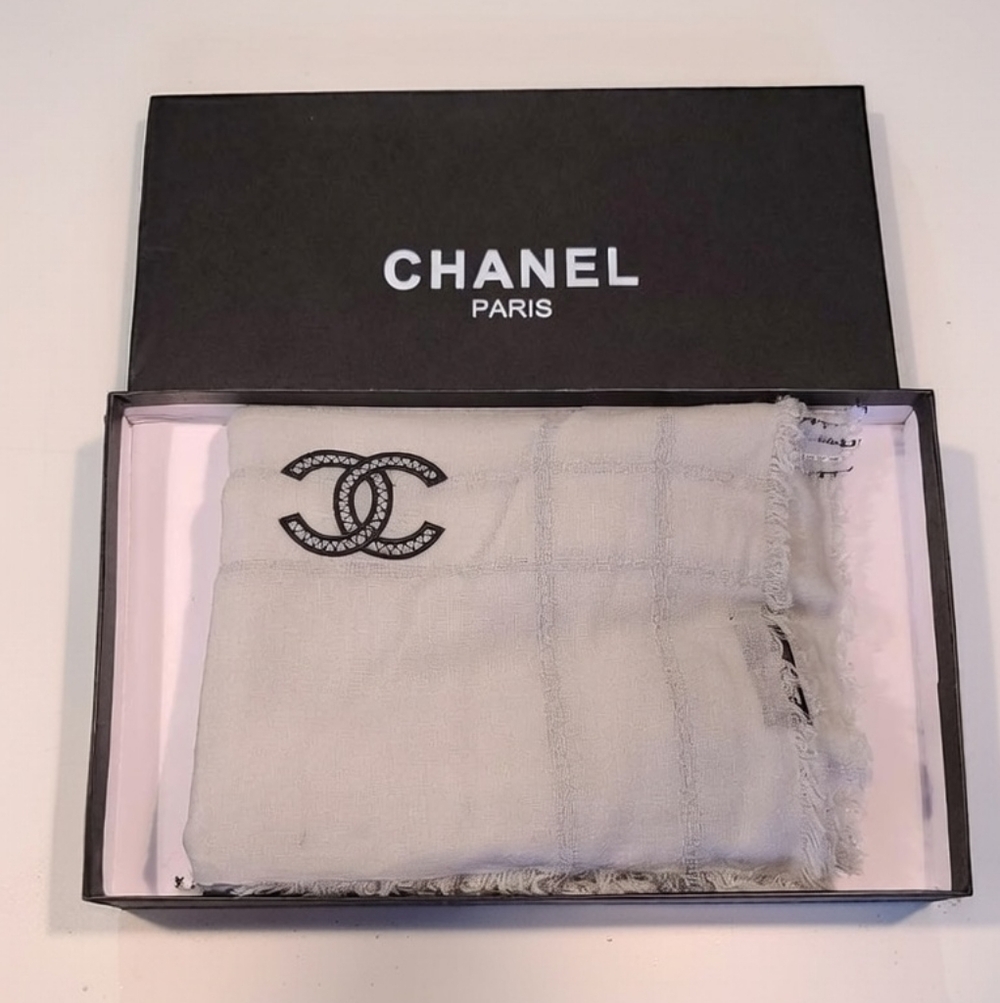 ✨ Gray & Black Cashmere Chanel Scarf ✨ - Picture 5 of 6